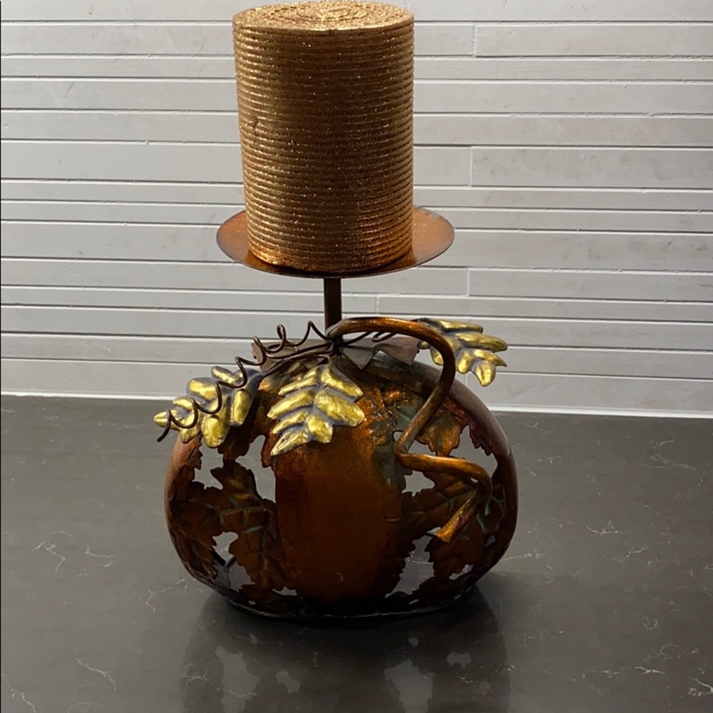 Metal pumpkin holder